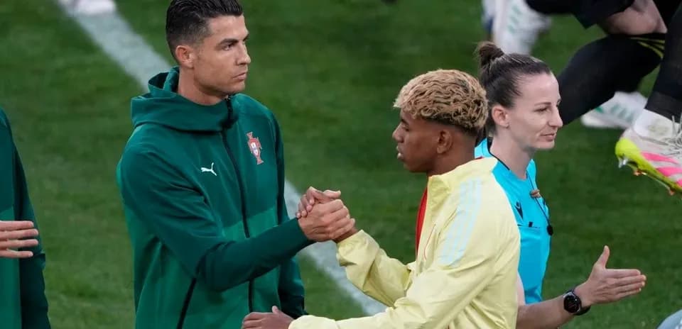 Cristiano Ronaldo saludando a compañero antes del partido Cristiano Ronaldo saludando a compañero antes del partido