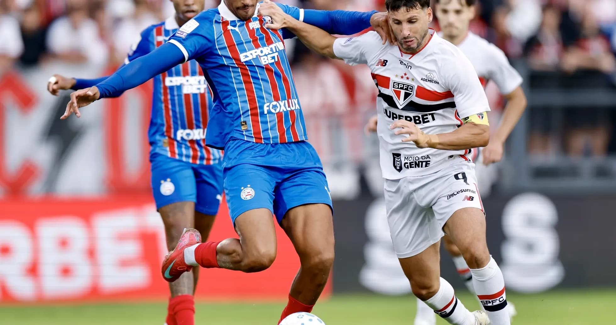 Jugadores de Bahia y Sao Paulo en acción Jugadores de Bahia y Sao Paulo en acción