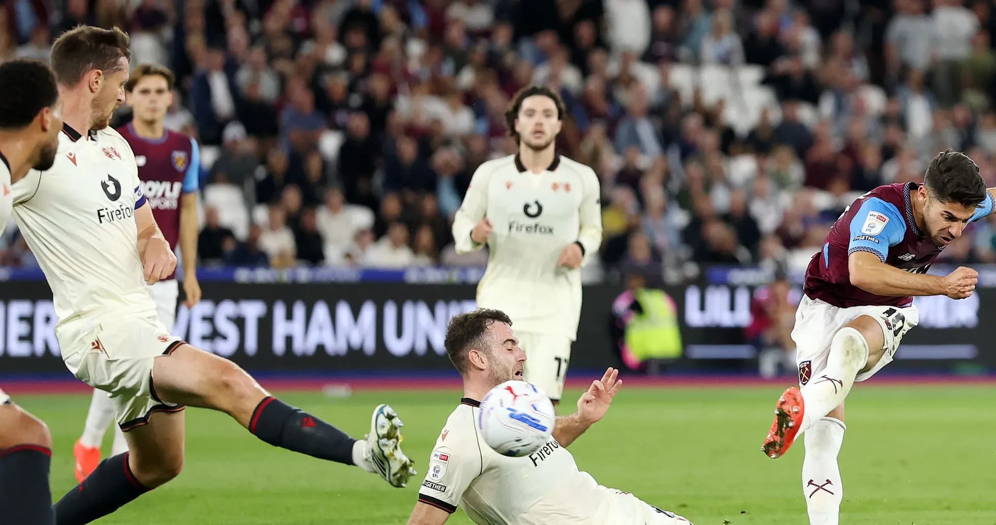 Jugador disparando mientras otro cae al suelo Jugador disparando mientras otro cae al suelo