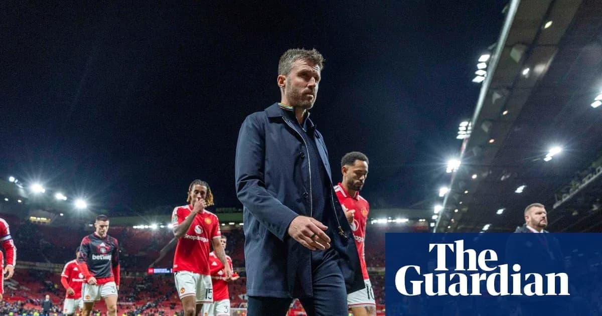 Entrenador y jugadores de Manchester United saliendo del campo Entrenador y jugadores de Manchester United saliendo del campo