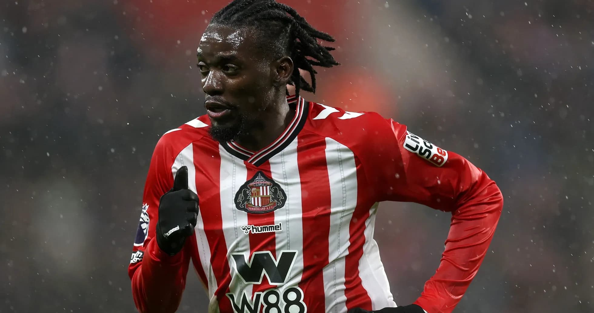 Jugador de Sunderland corriendo bajo la lluvia Jugador de Sunderland corriendo bajo la lluvia