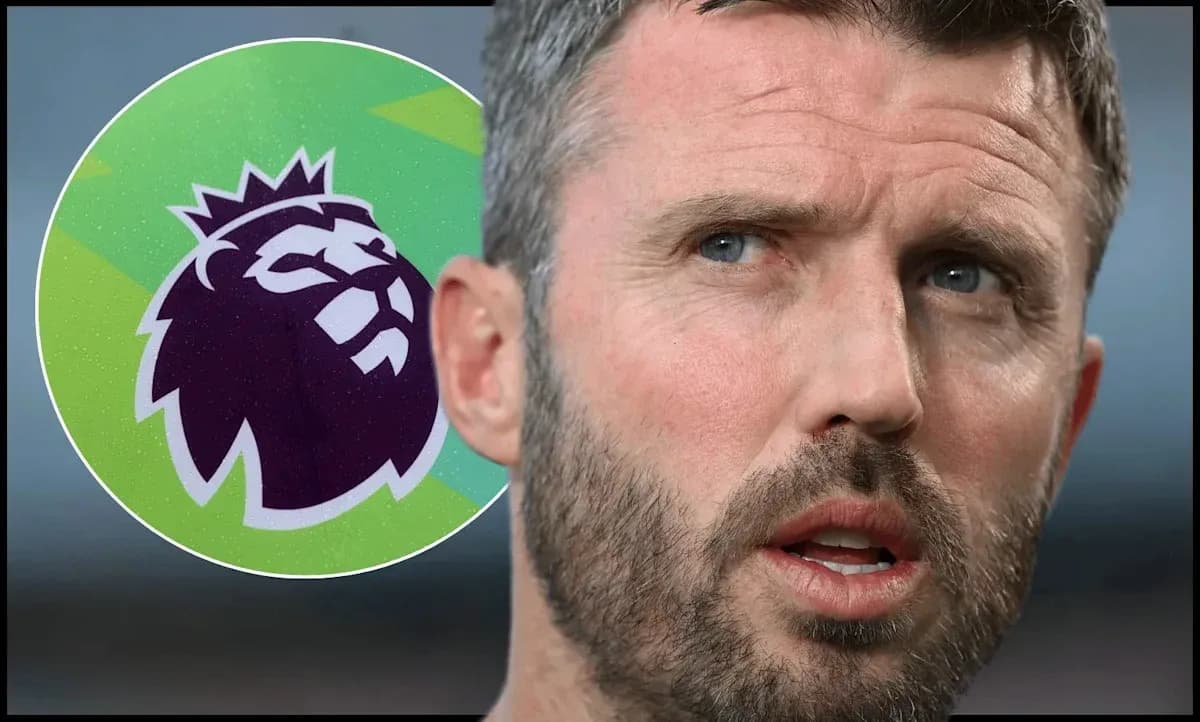 Hombre hablando con logo de Premier League de fondo Hombre hablando con logo de Premier League de fondo