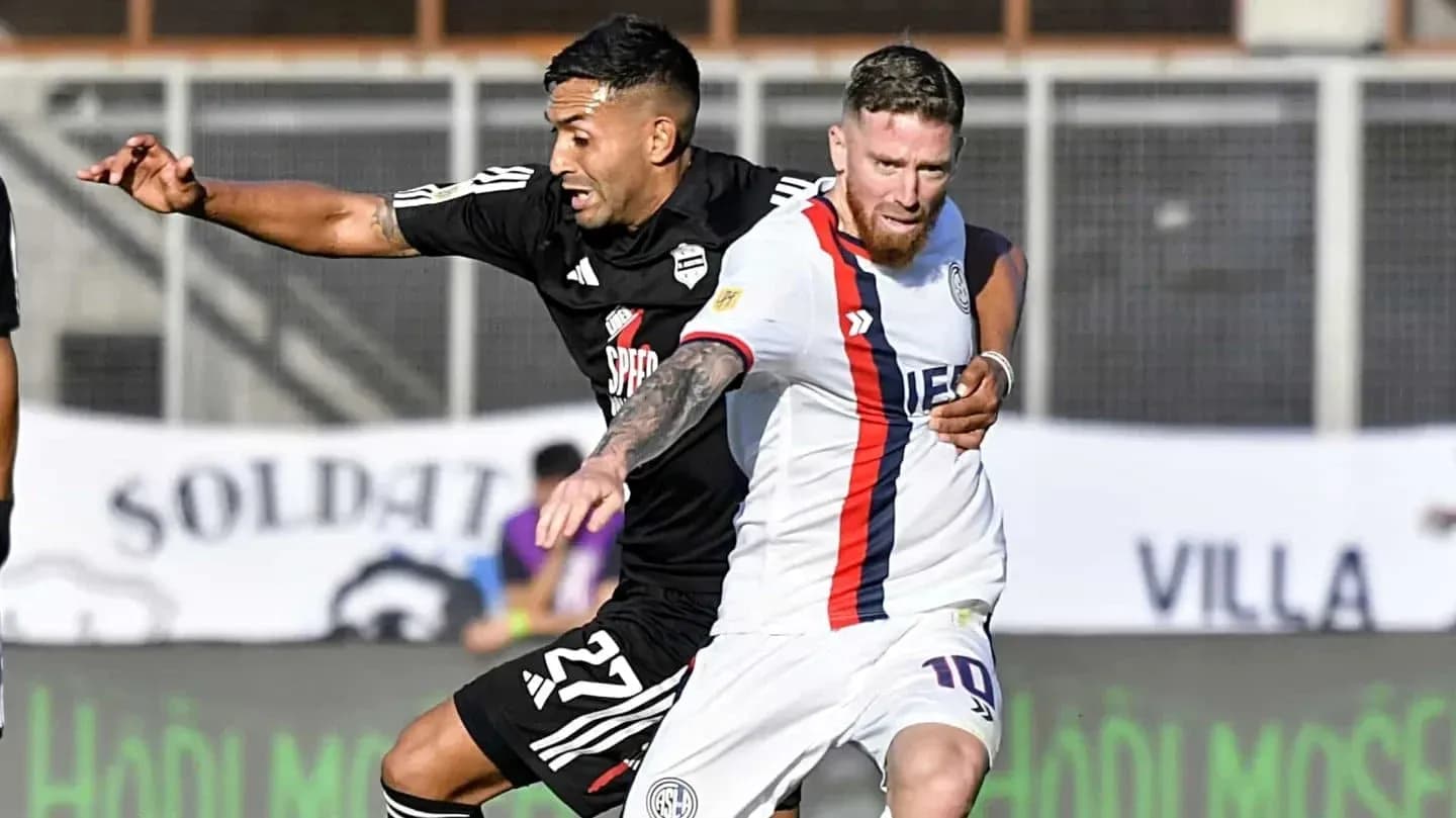 Jugadores de San Lorenzo y Deportivo Riestra en acción Jugadores de San Lorenzo y Deportivo Riestra en acción