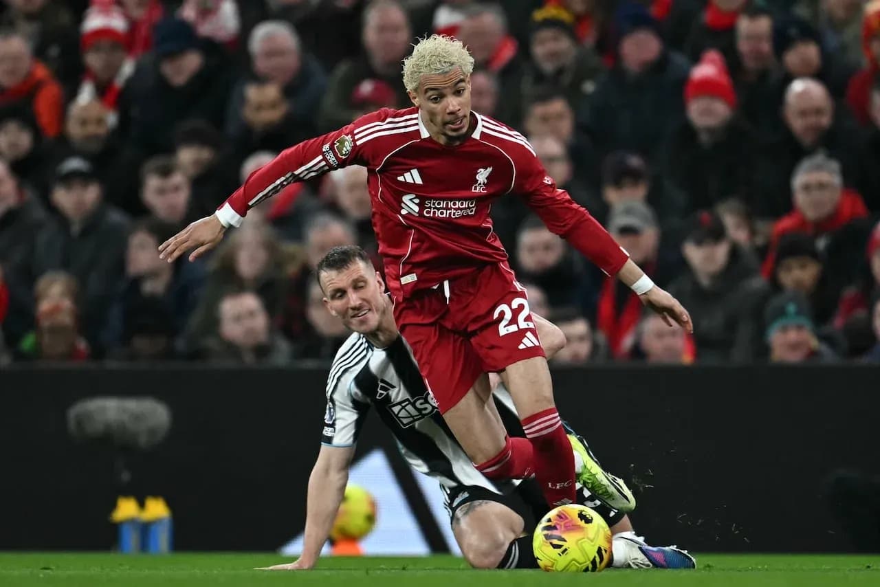 Jugador de Liverpool cae ante defensor de Newcastle Jugador de Liverpool cae ante defensor de Newcastle