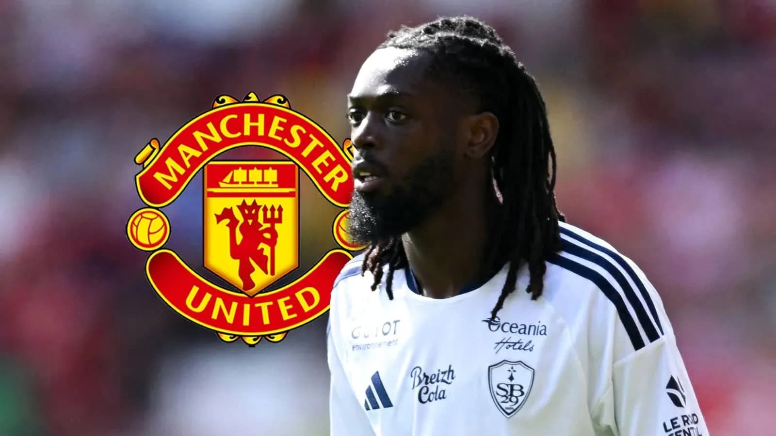 Jugador en uniforme con logo de Manchester United Jugador en uniforme con logo de Manchester United