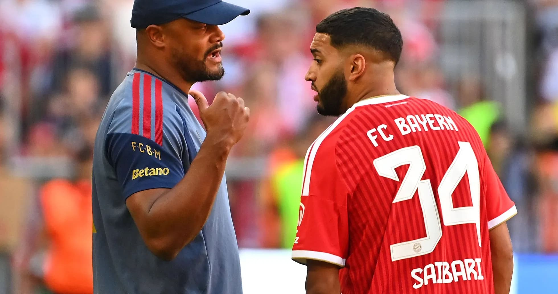 Entrenador hablando con jugador del FC Bayern Entrenador hablando con jugador del FC Bayern