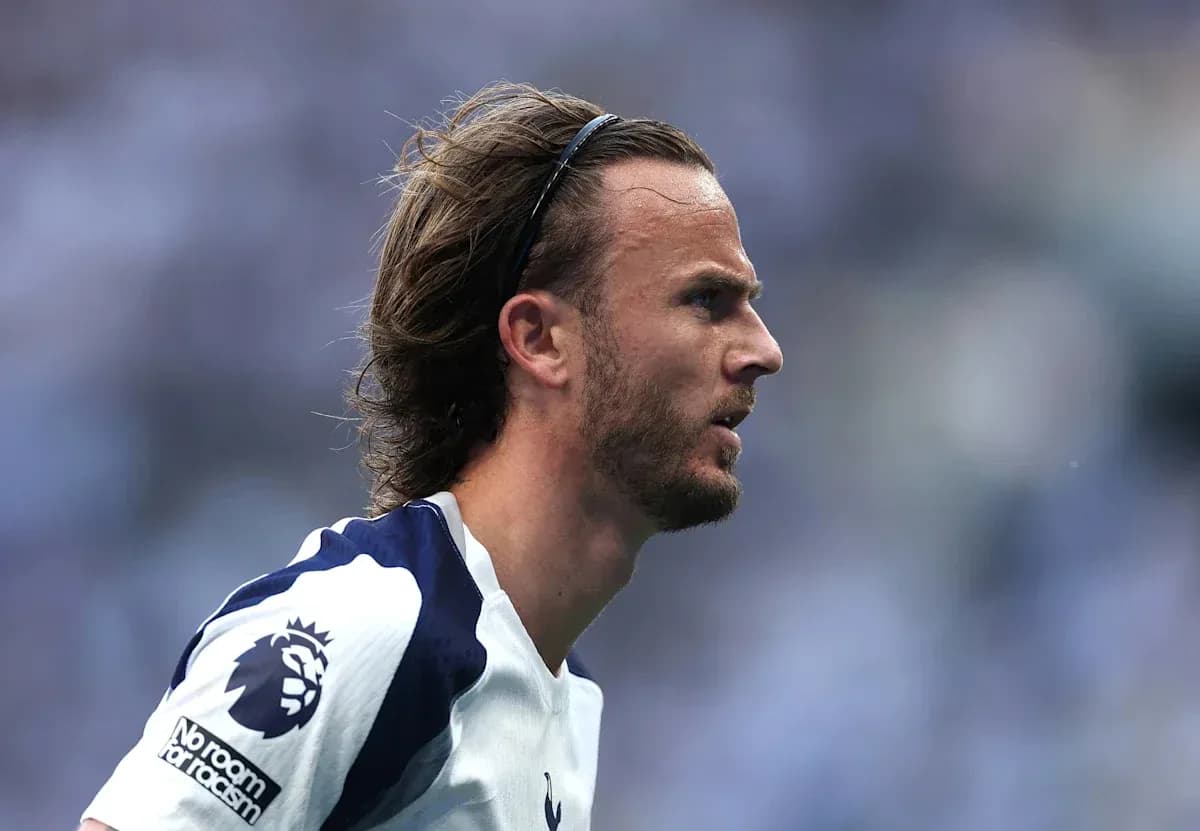 Jugador de Tottenham en perfil durante el partido Jugador de Tottenham en perfil durante el partido
