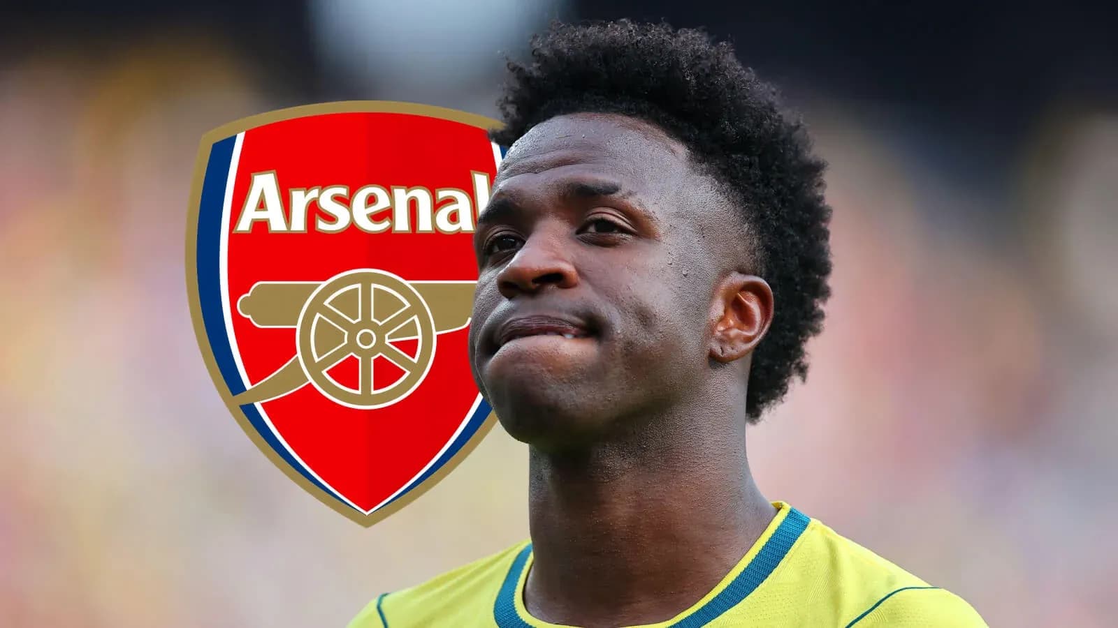 Jugador con camiseta amarilla frente al logo de Arsenal Jugador con camiseta amarilla frente al logo de Arsenal