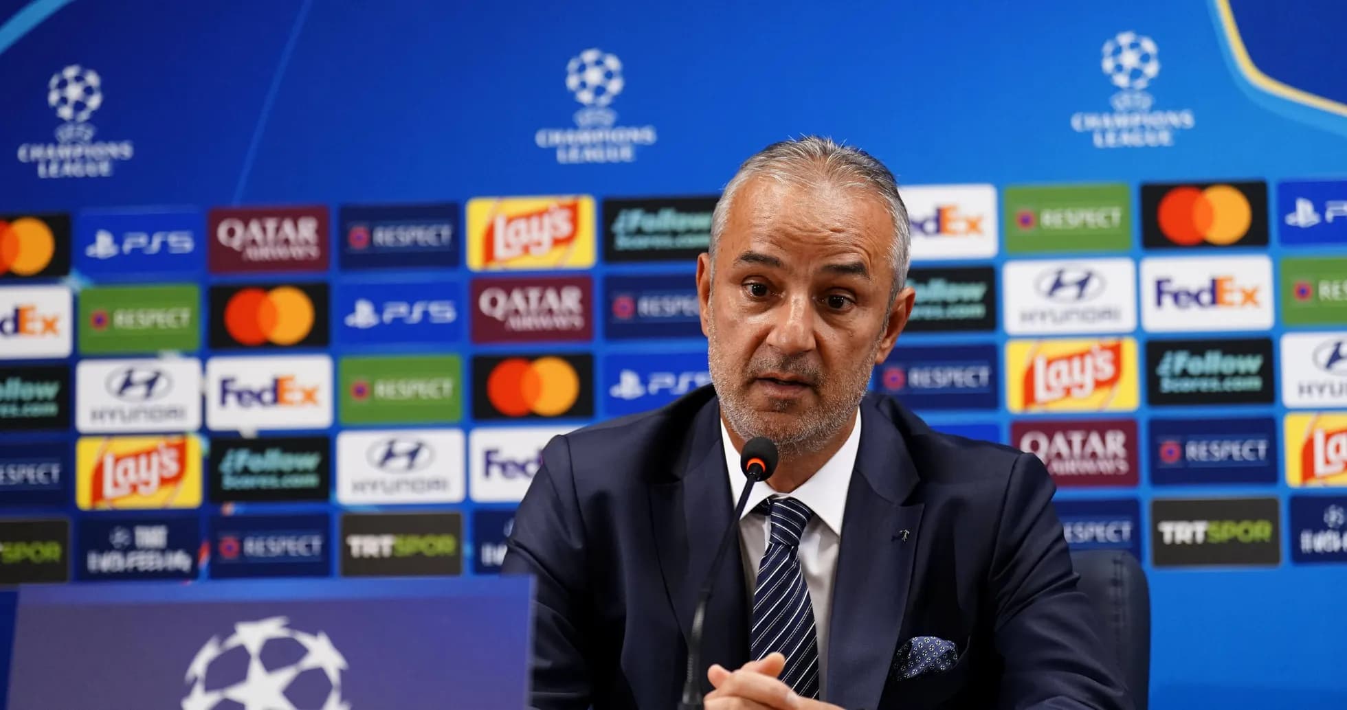 Entrenador hablando en conferencia de prensa de Champions League Entrenador hablando en conferencia de prensa de Champions League