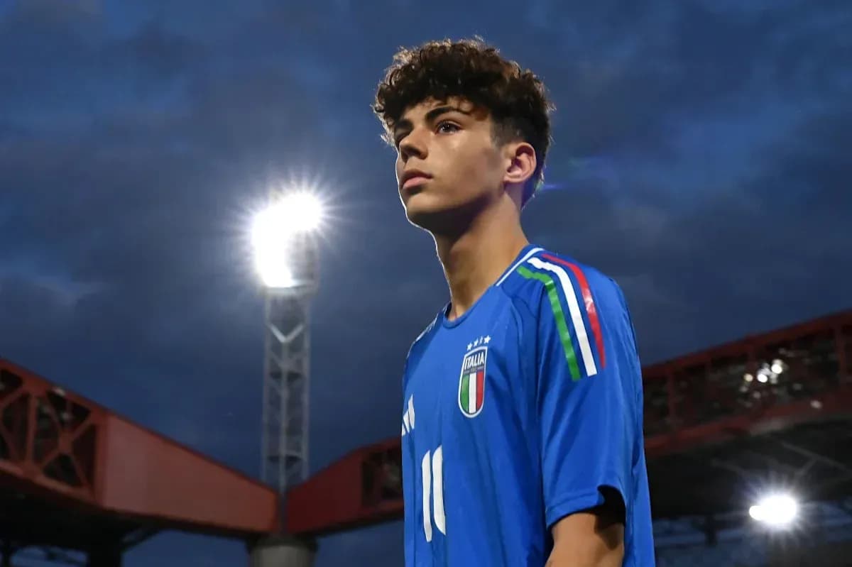Jugador de Italia posando en el estadio iluminado Jugador de Italia posando en el estadio iluminado