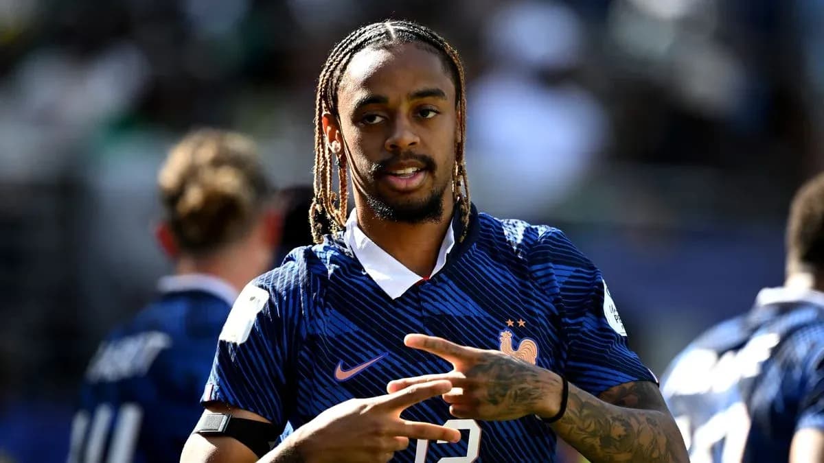 Jugador de Francia mostrando signo de paz en el campo Jugador de Francia mostrando signo de paz en el campo