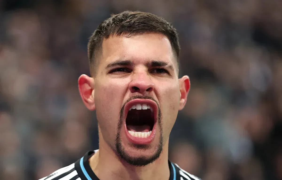 Jugador gritando en un partido de fútbol Jugador gritando en un partido de fútbol