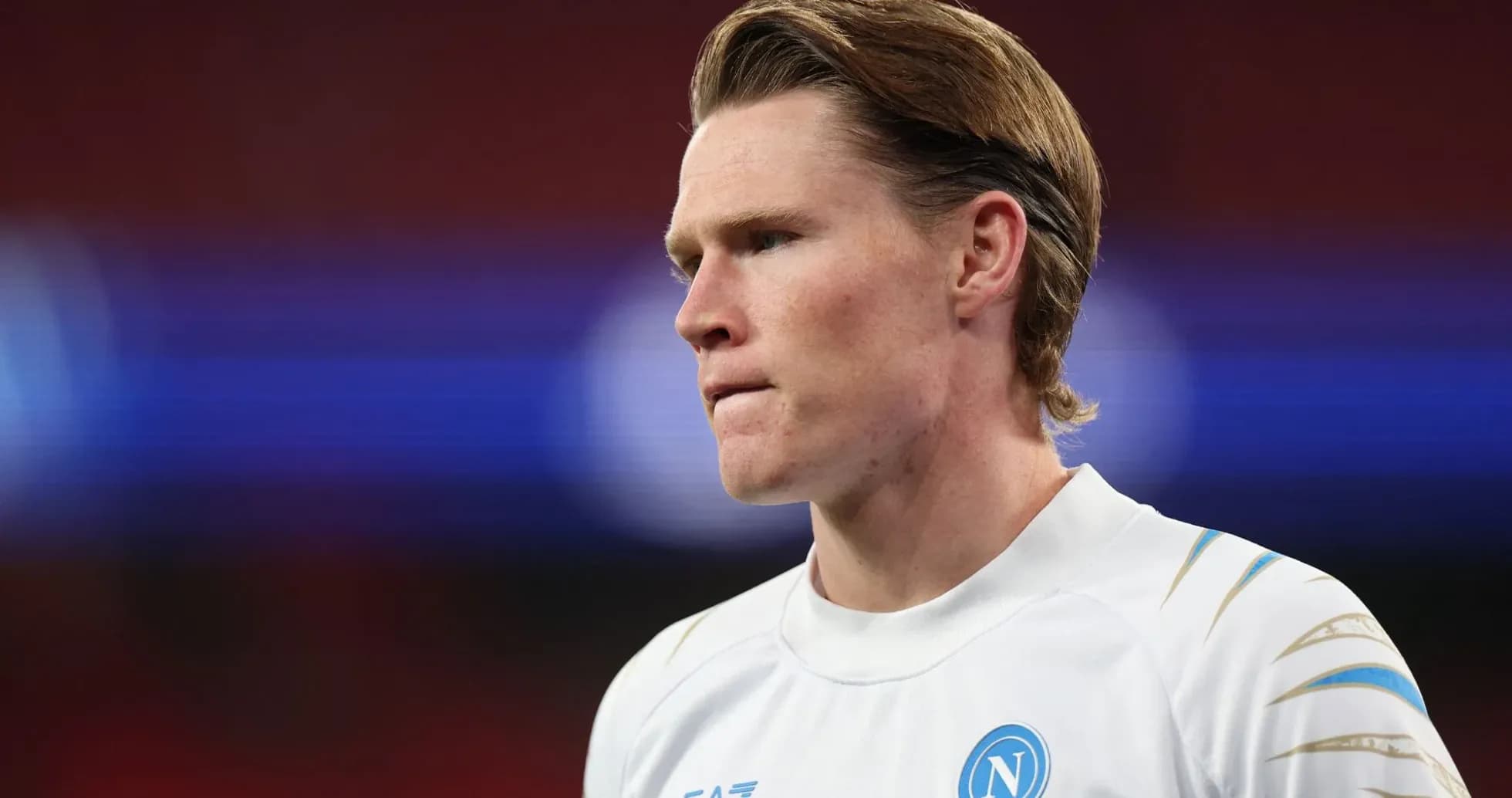 Jugador de Napoli en camiseta blanca durante calentamiento Jugador de Napoli en camiseta blanca durante calentamiento
