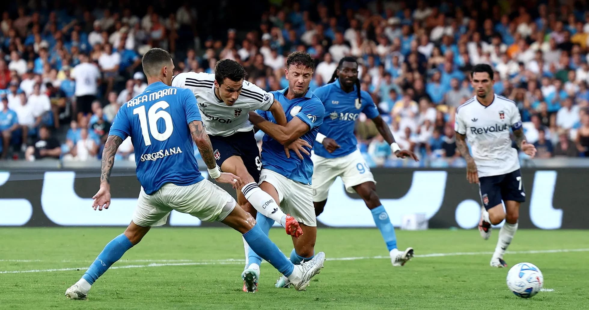 Inter y Napoli compitiendo por el balón Inter y Napoli compitiendo por el balón