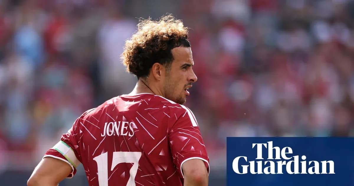 Jugador con camiseta roja mirando hacia atrás Jugador con camiseta roja mirando hacia atrás