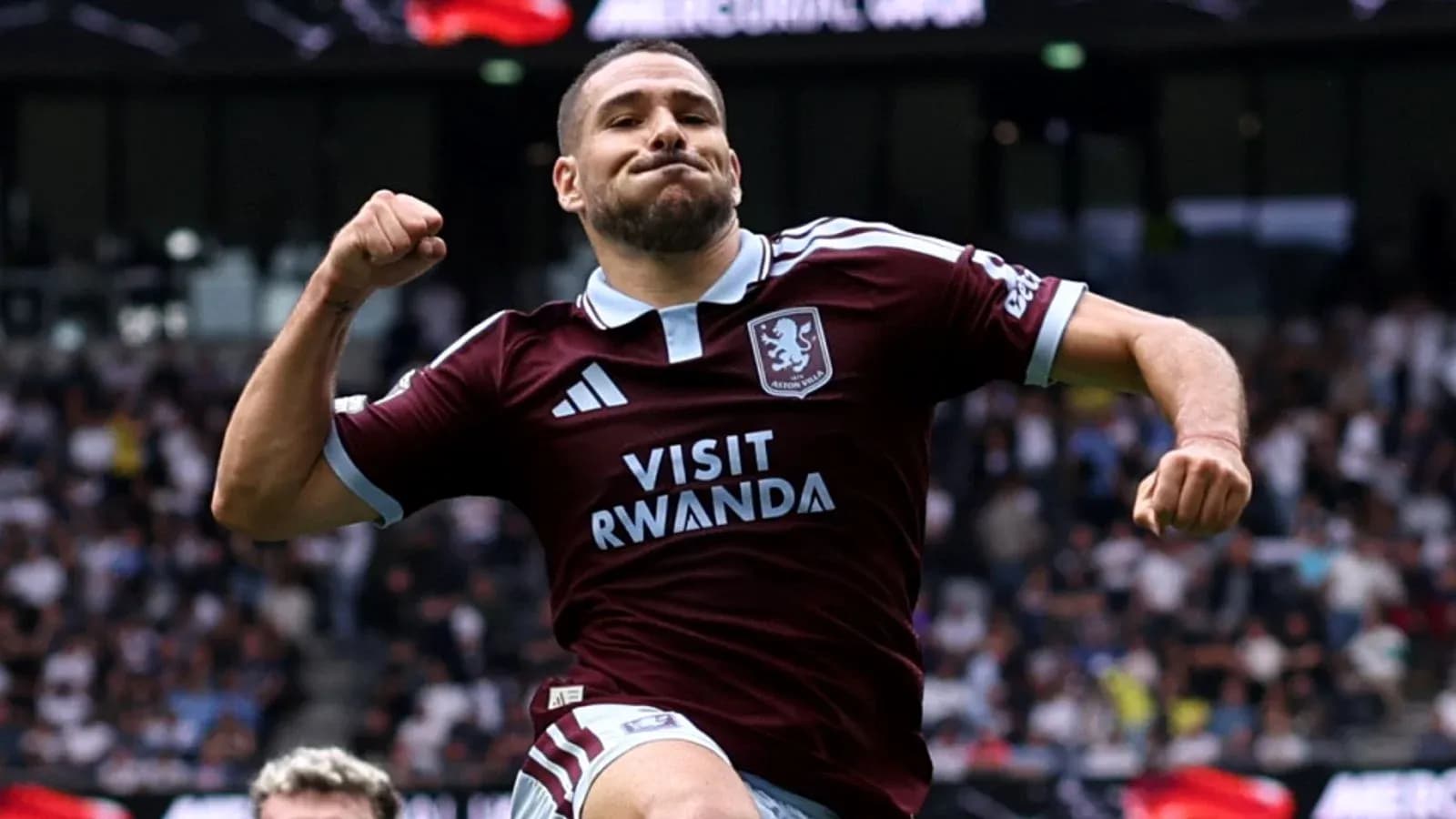 Jugador de Aston Villa celebrando un gol en el partido Jugador de Aston Villa celebrando un gol en el partido