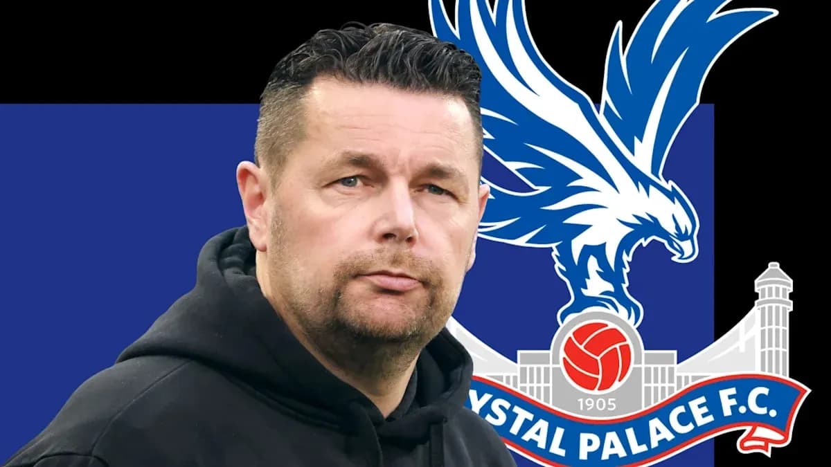 Entrenador de Crystal Palace frente a su escudo Entrenador de Crystal Palace frente a su escudo