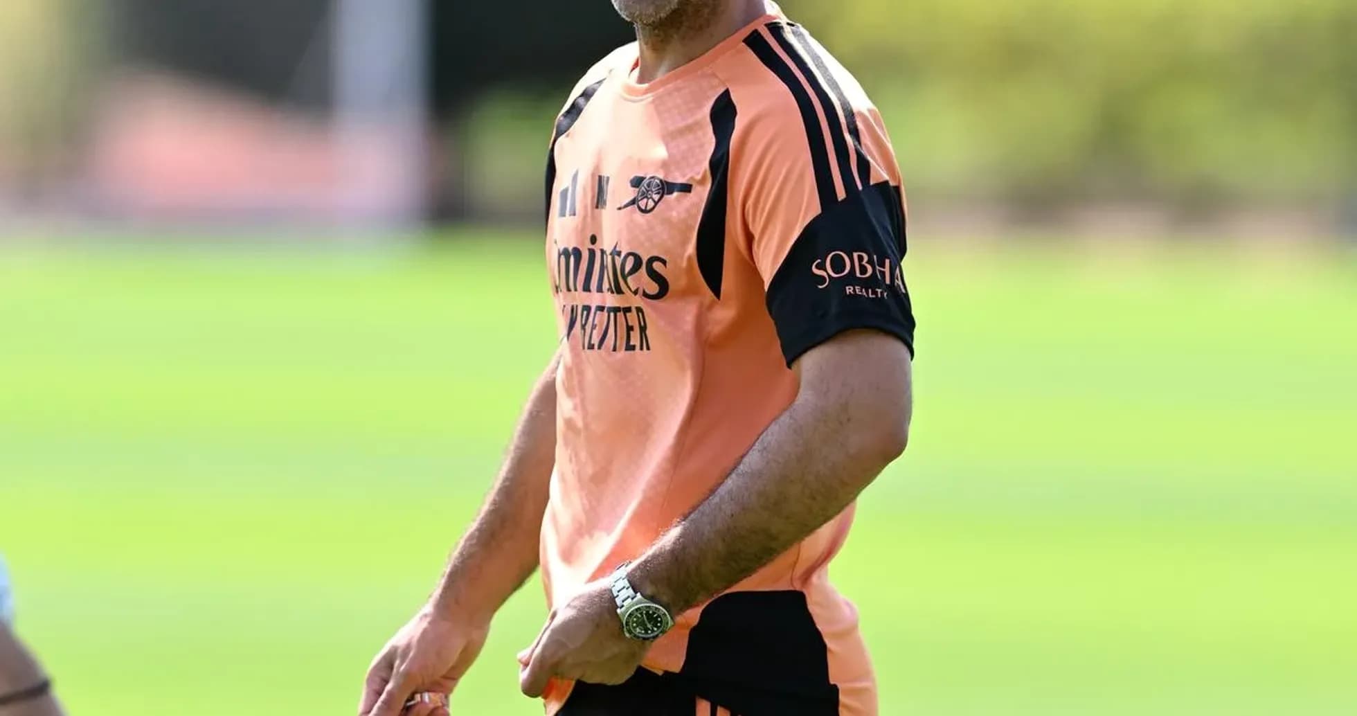 Entrenador sonriente en sesión de entrenamiento Entrenador sonriente en sesión de entrenamiento