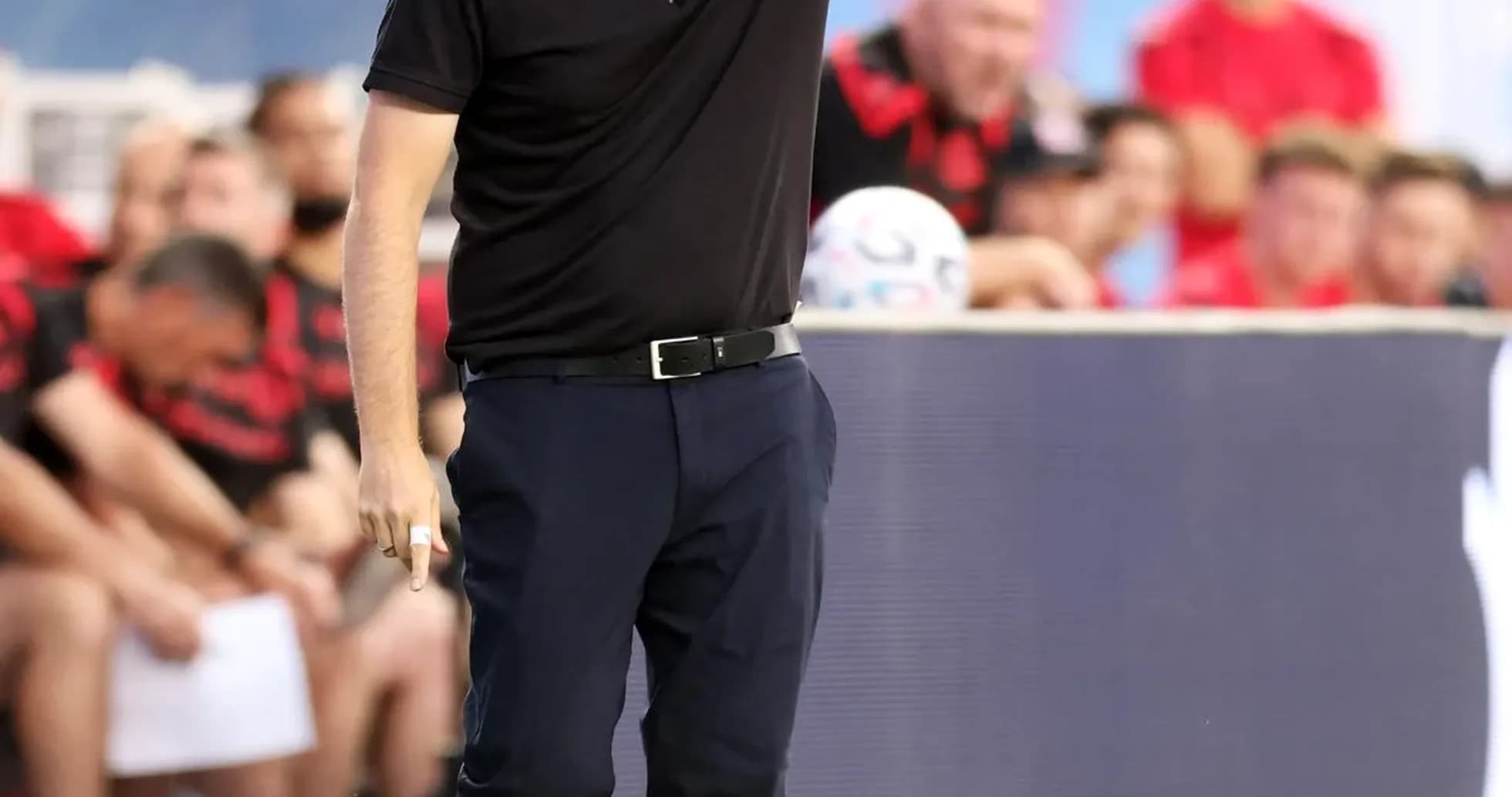 Entrenador dirigiendo a su equipo desde la banda Entrenador dirigiendo a su equipo desde la banda
