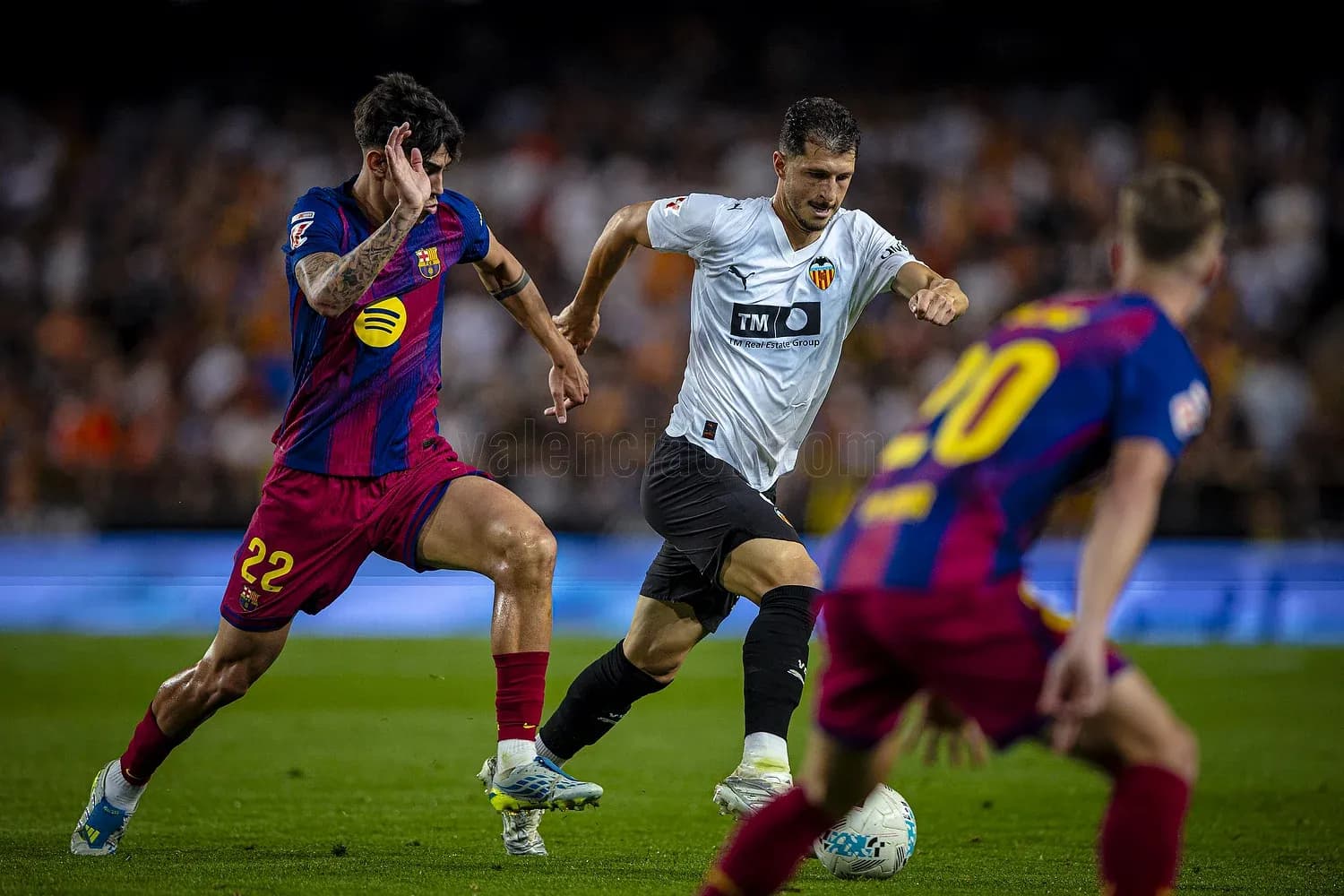 Jugadores de Valencia y Barcelona en acción Jugadores de Valencia y Barcelona en acción