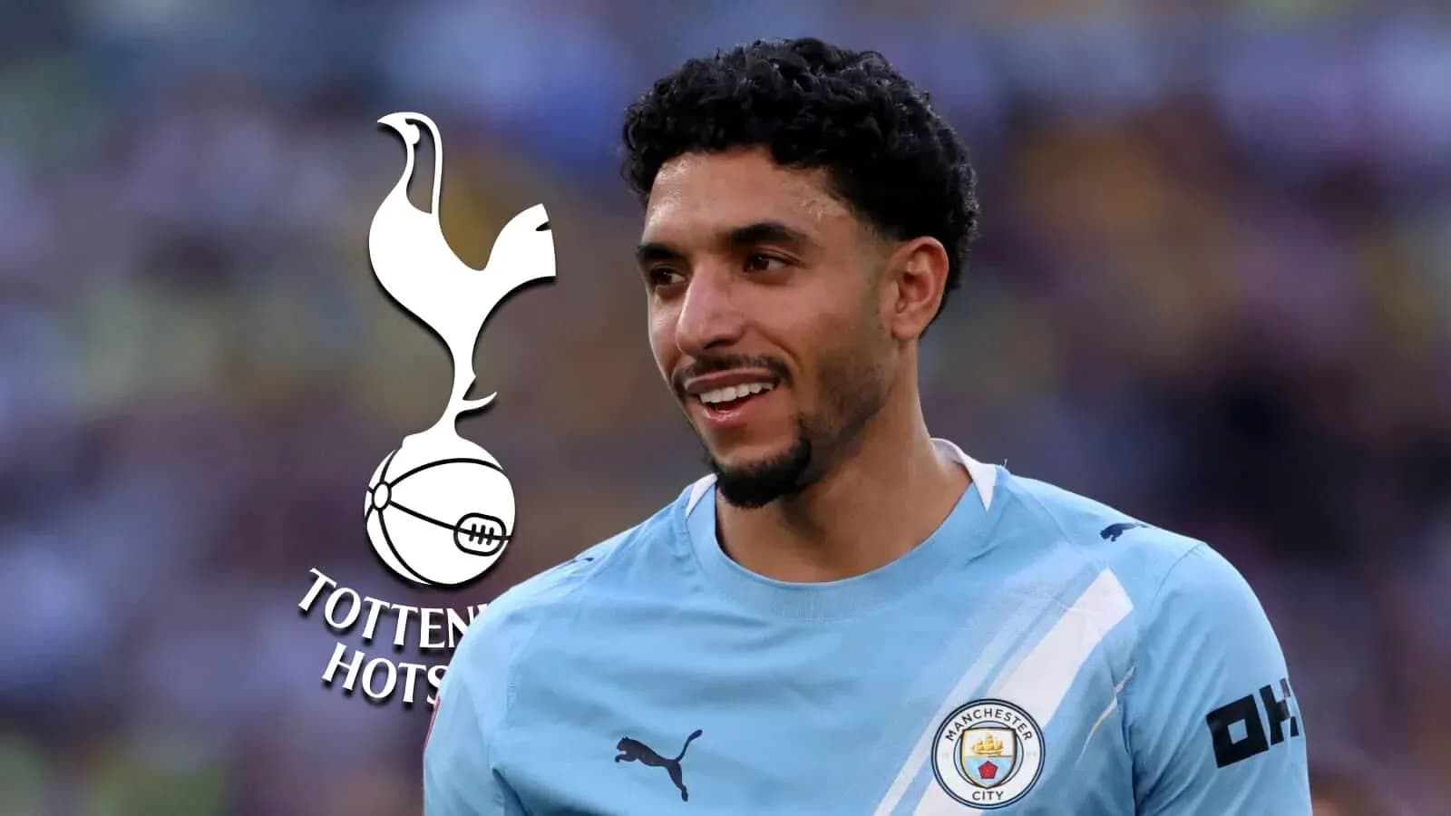 Jugador de Manchester City sonriendo en uniforme Jugador de Manchester City sonriendo en uniforme