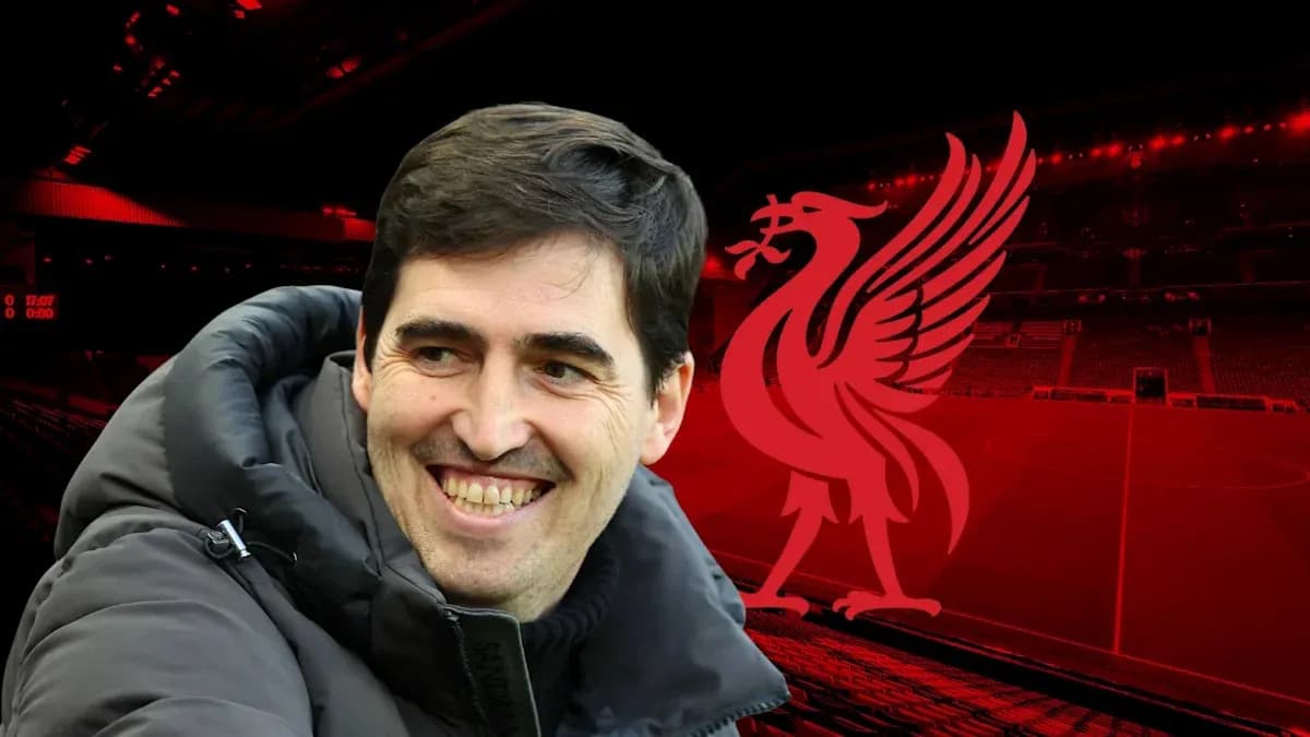 Entrenador sonriendo con fondo del estadio de Liverpool Entrenador sonriendo con fondo del estadio de Liverpool