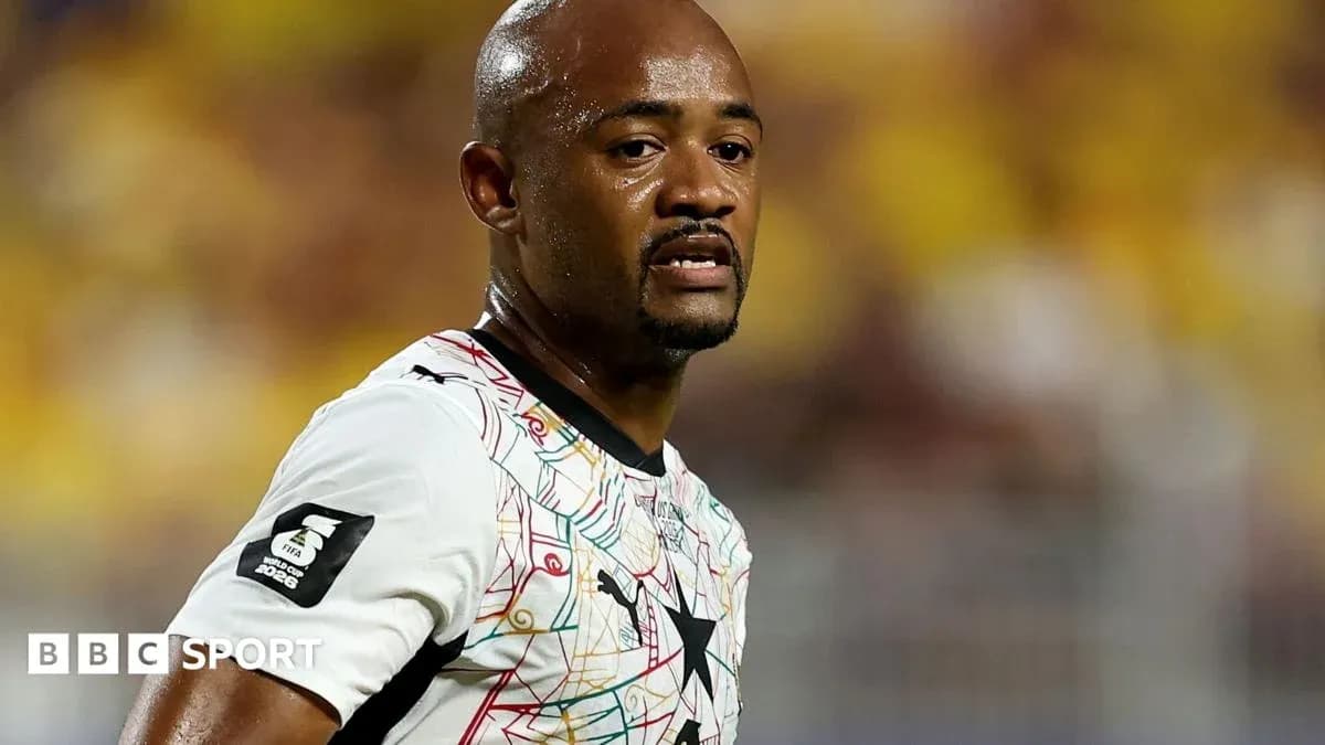 Jugador de Ghana en partido de fútbol, camiseta blanca Jugador de Ghana en partido de fútbol, camiseta blanca
