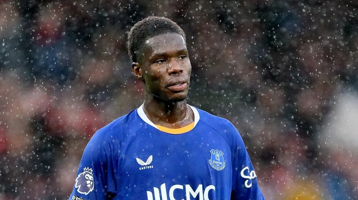 Jugador de Everton bajo la lluvia durante el partido Jugador de Everton bajo la lluvia durante el partido