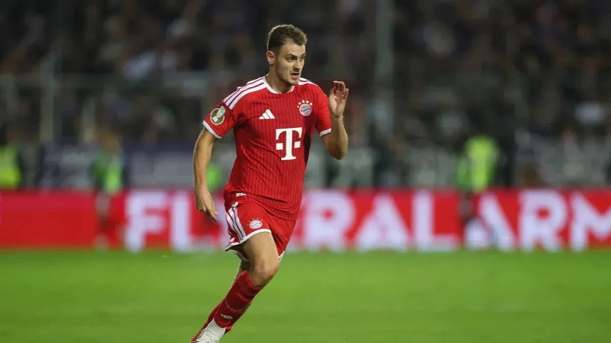 Jugador de Bayern Múnich corriendo con balón en el campo Jugador de Bayern Múnich corriendo con balón en el campo