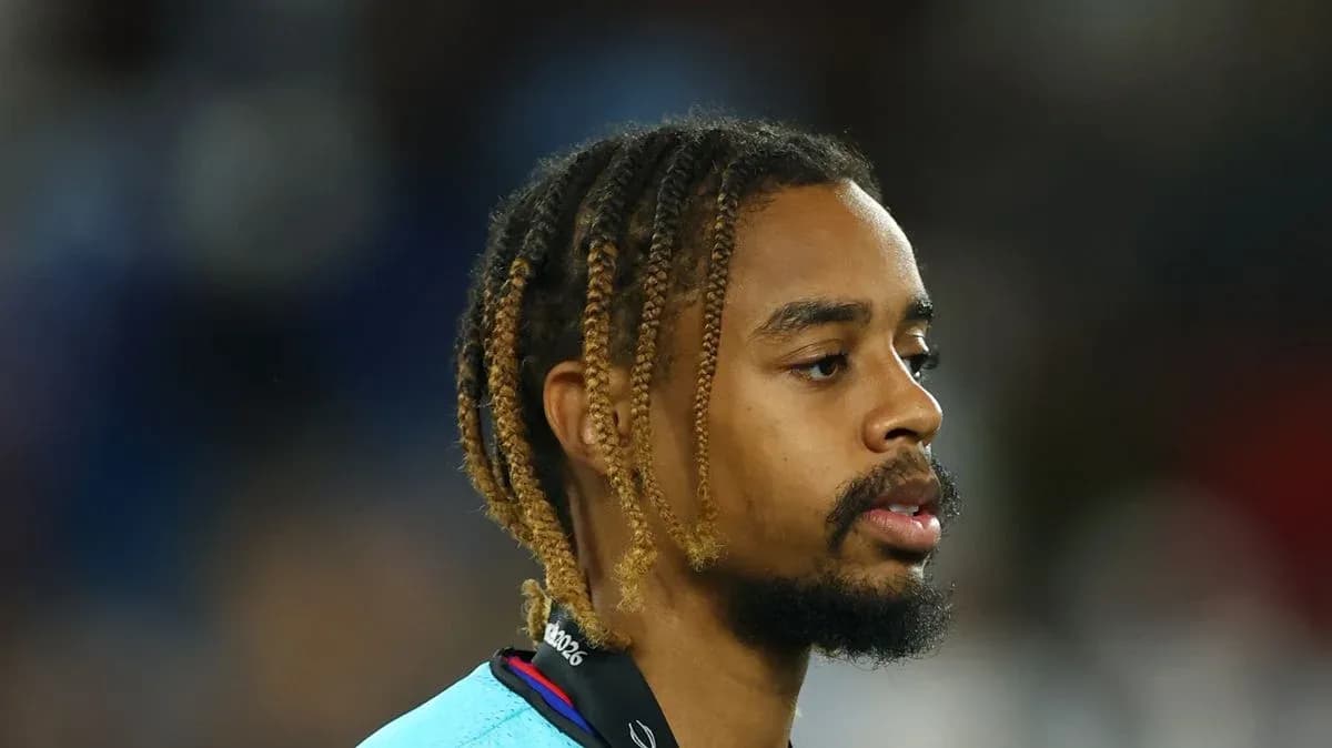 Jugador con trenzas en campo de fútbol Jugador con trenzas en campo de fútbol
