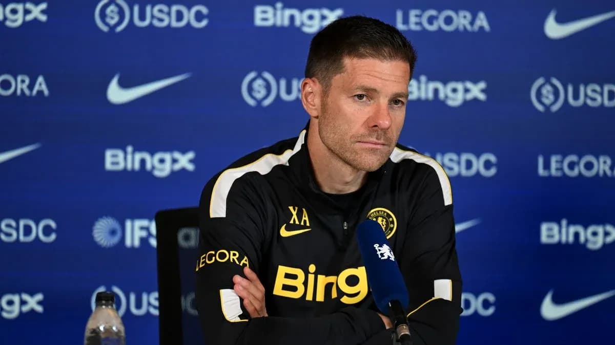 Entrenador en rueda de prensa con micrófono Entrenador en rueda de prensa con micrófono