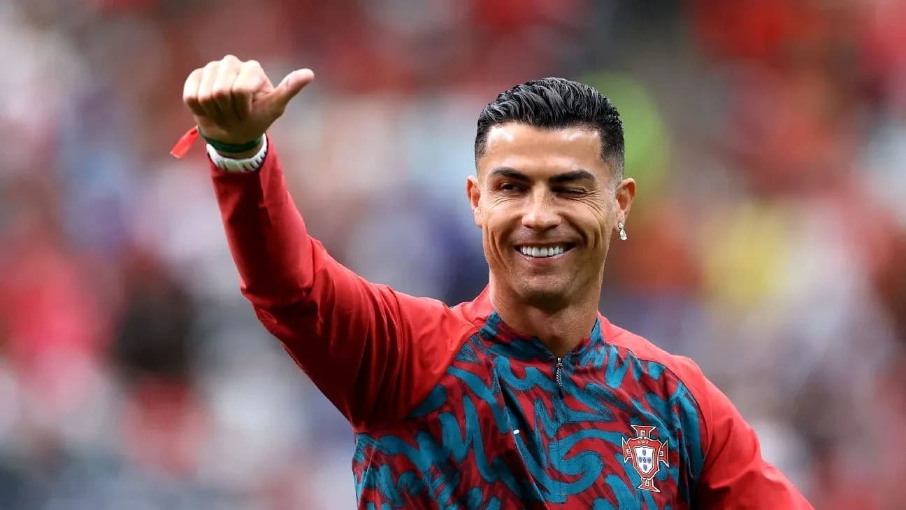 Jugador saludando con camiseta de Portugal en el campo Jugador saludando con camiseta de Portugal en el campo