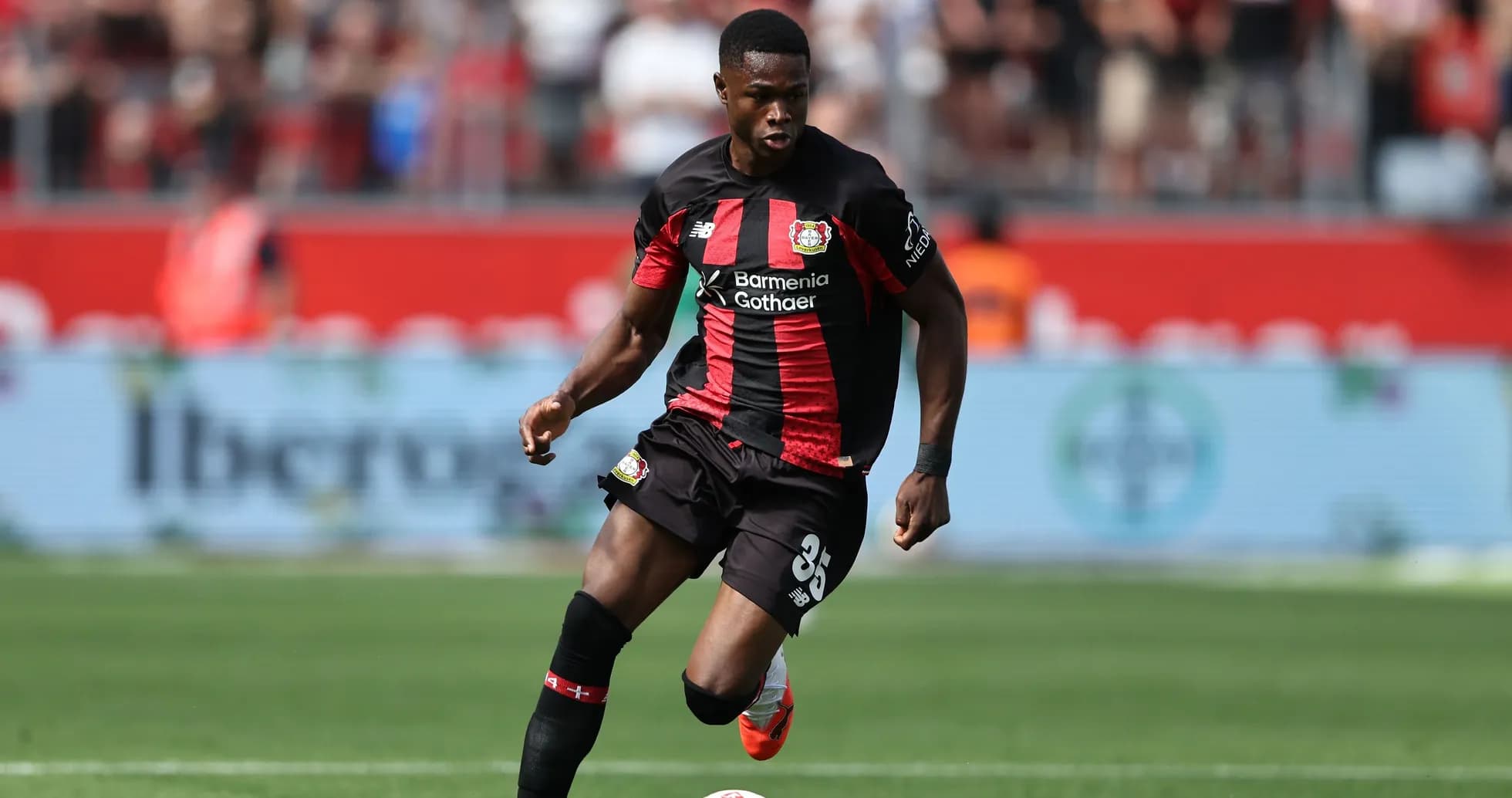 Jugador de Bayer 04 Leverkusen en acción durante partido Jugador de Bayer 04 Leverkusen en acción durante partido