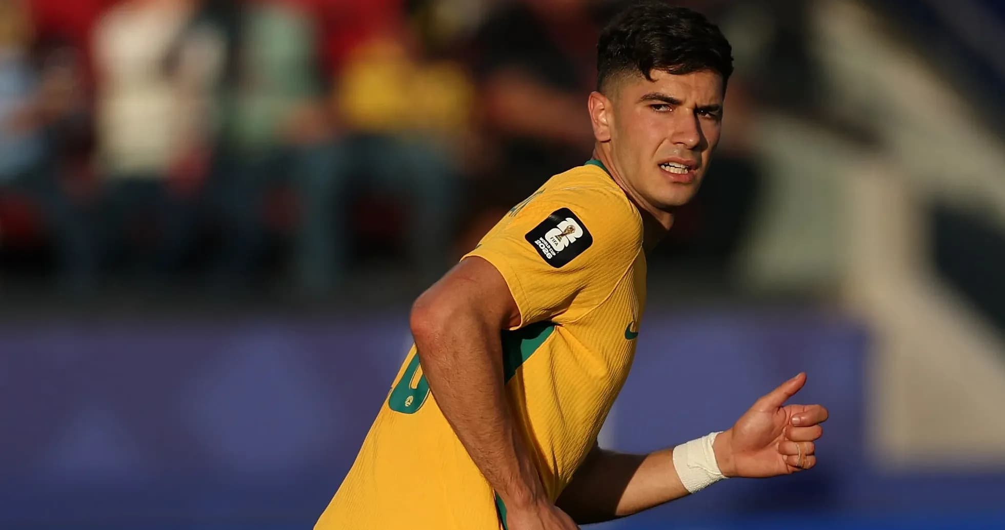 Jugador de Australia corriendo en partido de fútbol Jugador de Australia corriendo en partido de fútbol