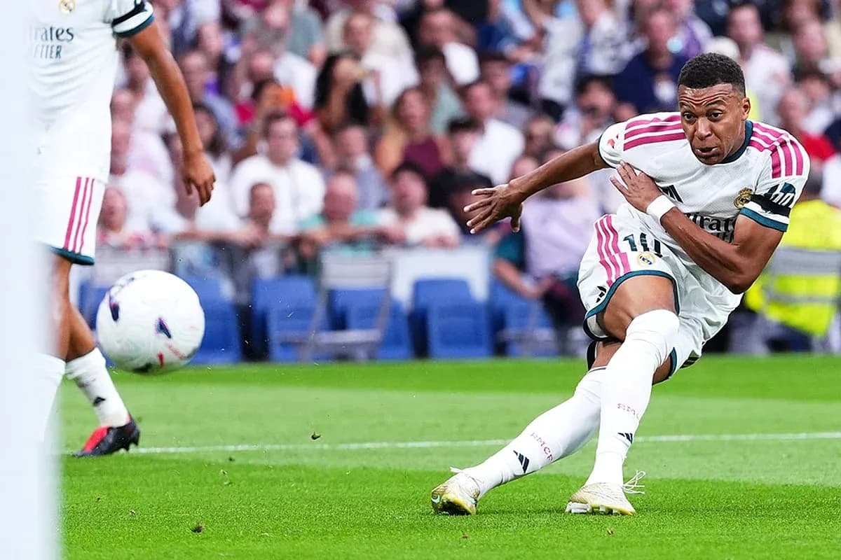 Jugador de Real Madrid chutando el balón Jugador de Real Madrid chutando el balón