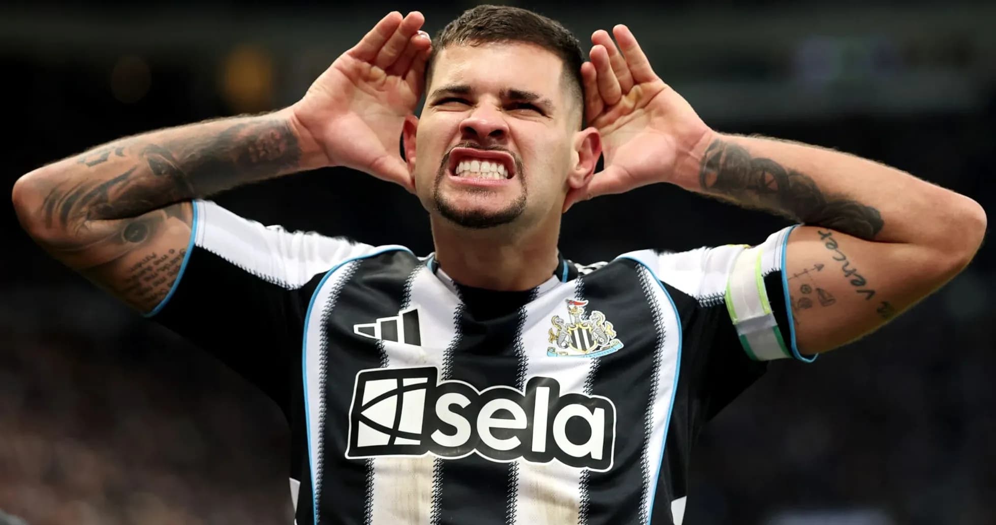 Jugador de Newcastle celebrando con las manos en las orejas Jugador de Newcastle celebrando con las manos en las orejas