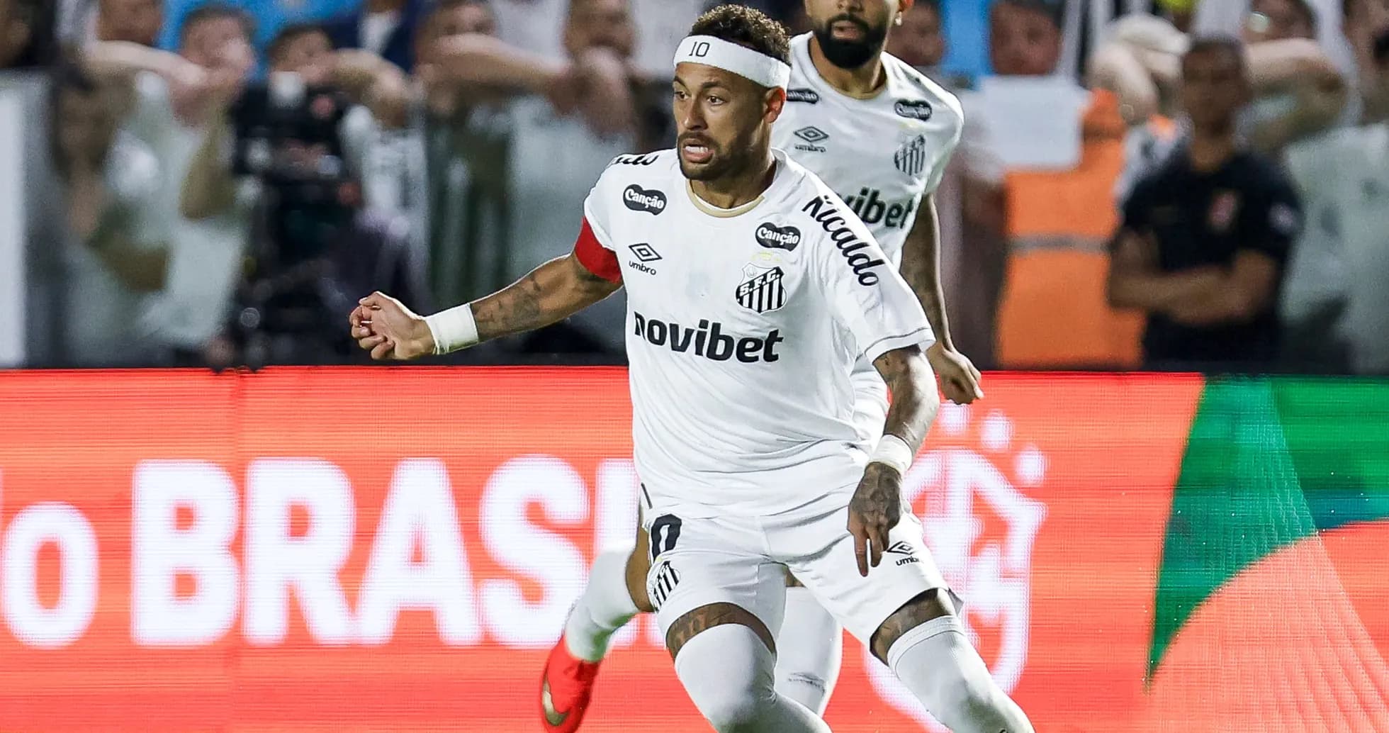 Neymar corriendo con balón durante un partido Neymar corriendo con balón durante un partido
