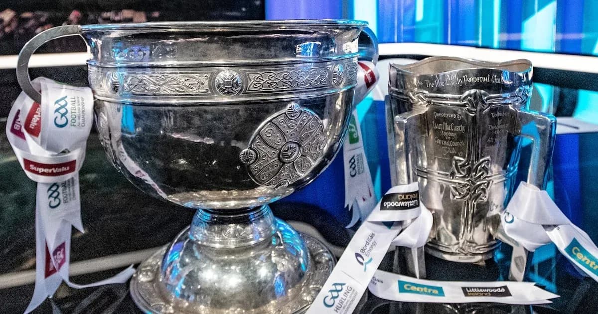 Trofeos de GAA con cintas de patrocinadores Trofeos de GAA con cintas de patrocinadores