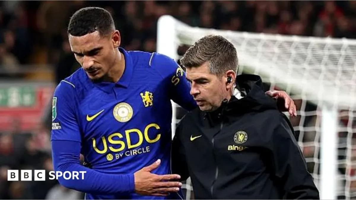 Jugador de Chelsea siendo asistido por un médico Jugador de Chelsea siendo asistido por un médico