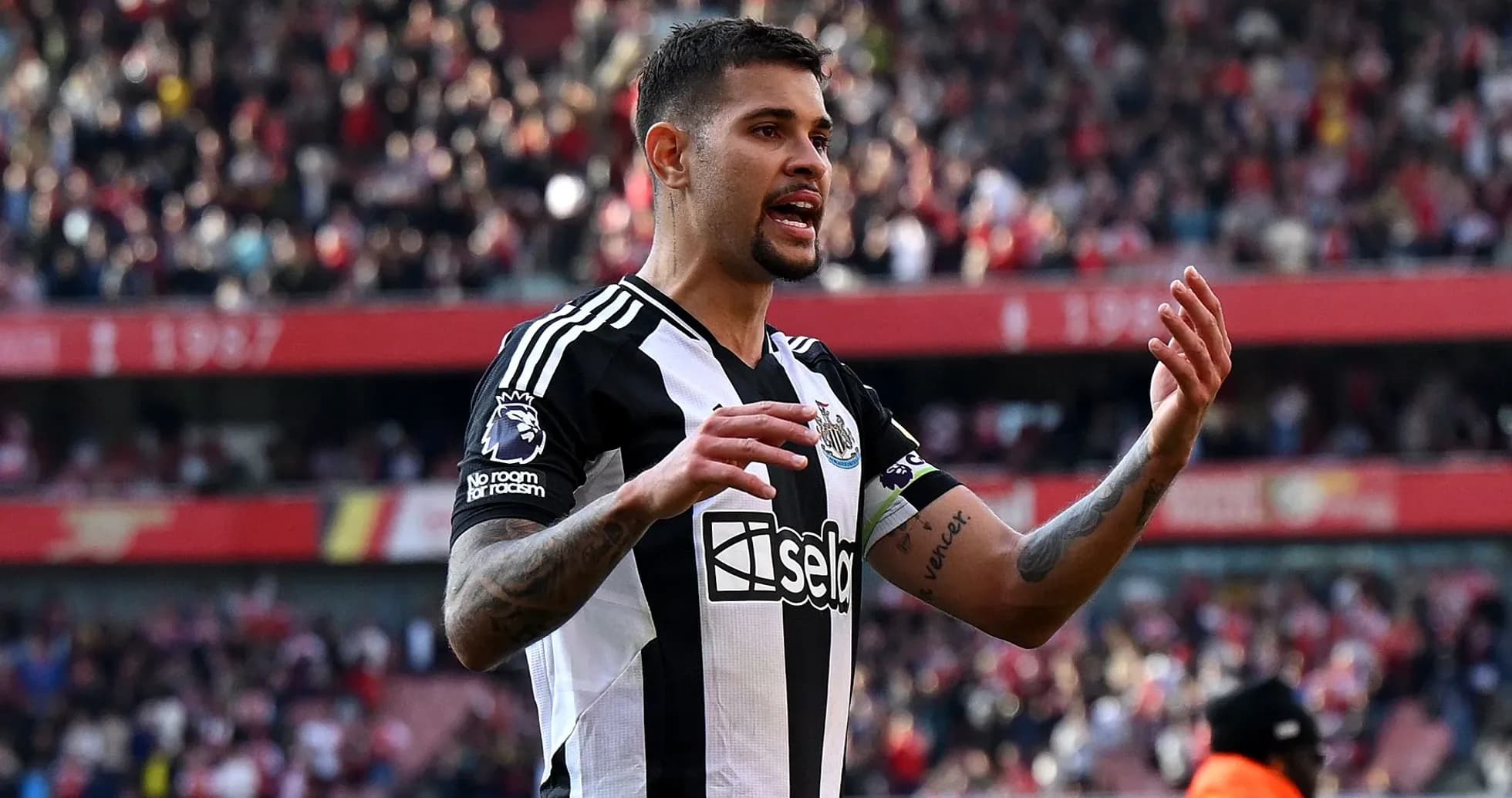 Jugador de Newcastle gesticulando en el campo de juego Jugador de Newcastle gesticulando en el campo de juego