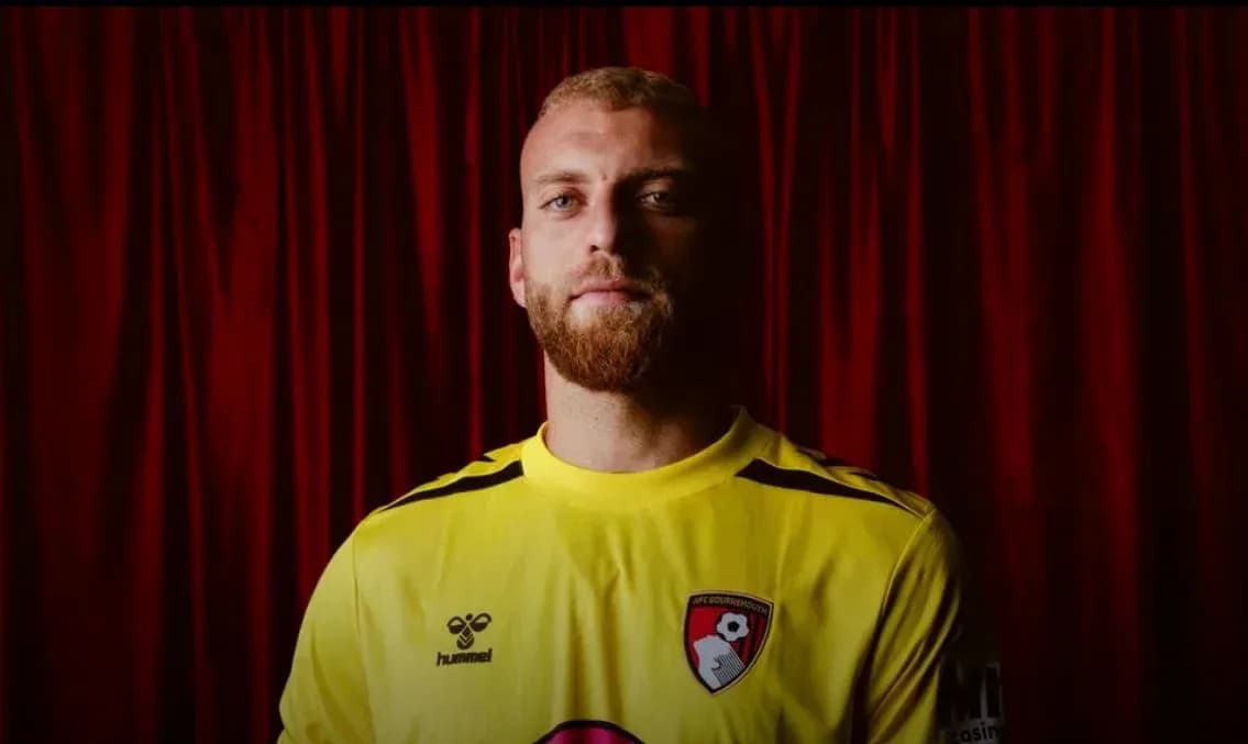 Portero posando con camiseta amarilla de AFC Bournemouth Portero posando con camiseta amarilla de AFC Bournemouth
