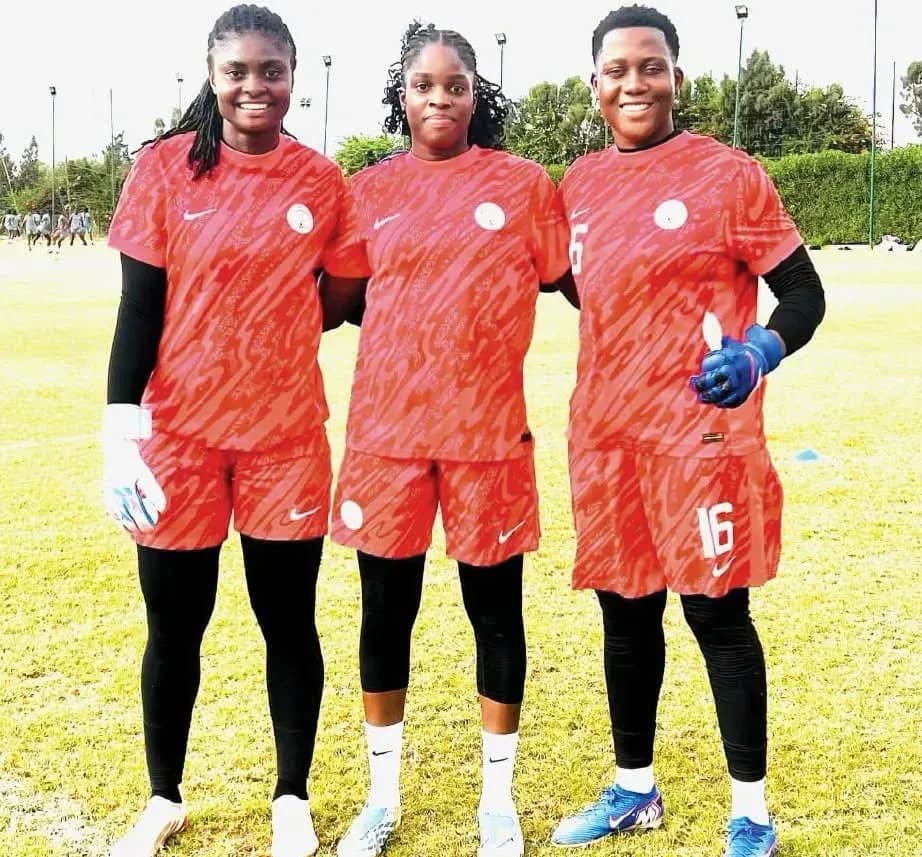 Tres jugadoras de fútbol en uniforme rojo posando Tres jugadoras de fútbol en uniforme rojo posando