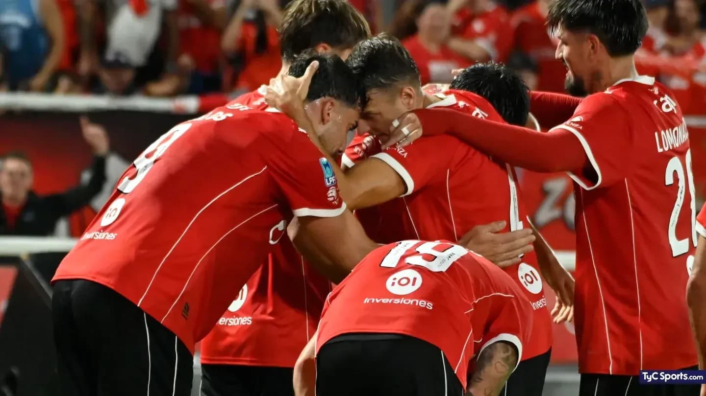Jugadores de Independiente celebrando un gol Jugadores de Independiente celebrando un gol