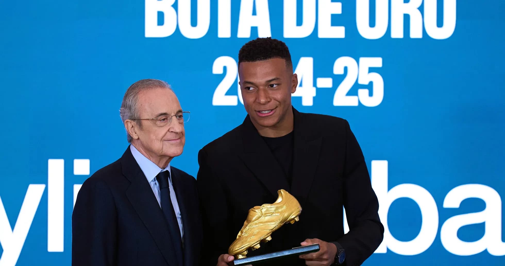 Mbappé recibe la Bota de Oro de presidente del club Mbappé recibe la Bota de Oro de presidente del club