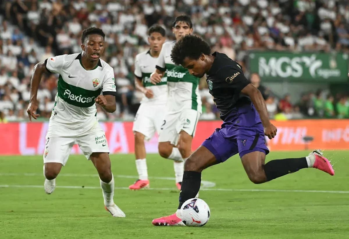 Jugador driblando mientras otro lo persigue en partido Jugador driblando mientras otro lo persigue en partido