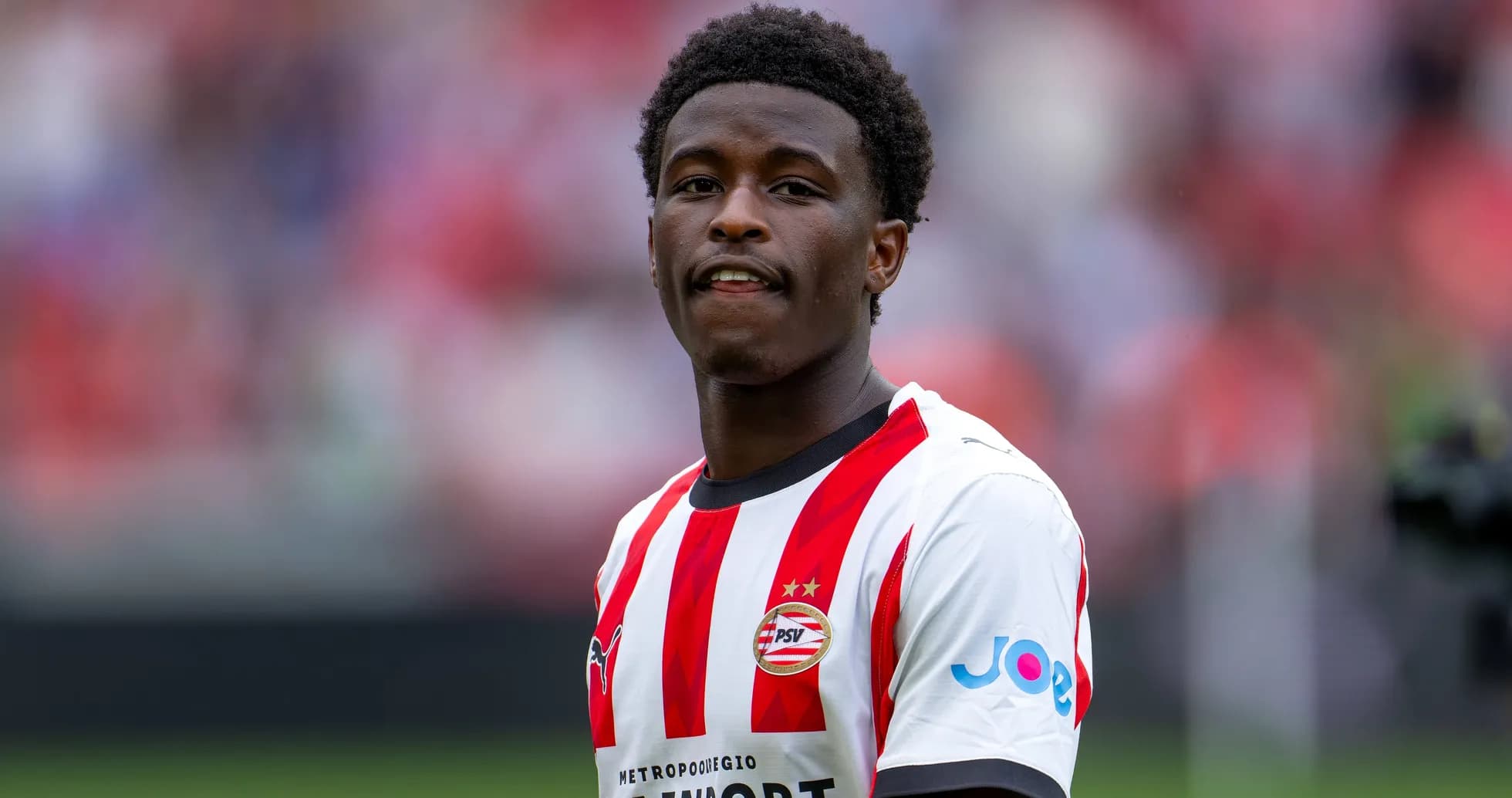 Jugador de PSV con camiseta blanca y roja Jugador de PSV con camiseta blanca y roja