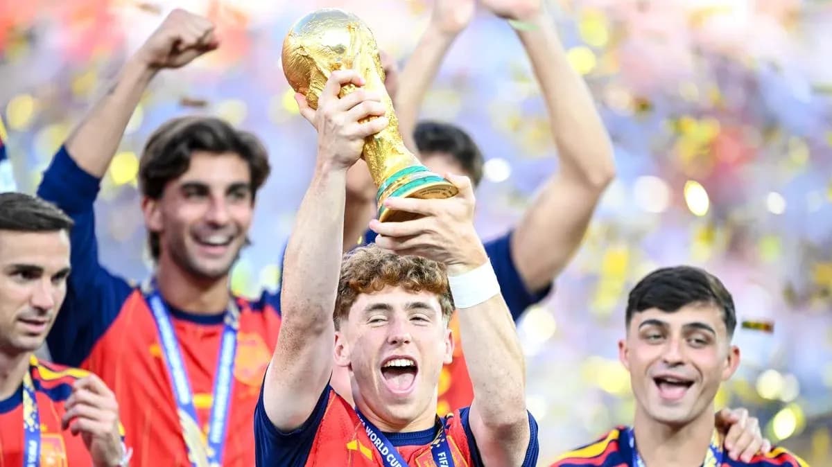 Jugador levantando el trofeo de la Copa del Mundo Jugador levantando el trofeo de la Copa del Mundo