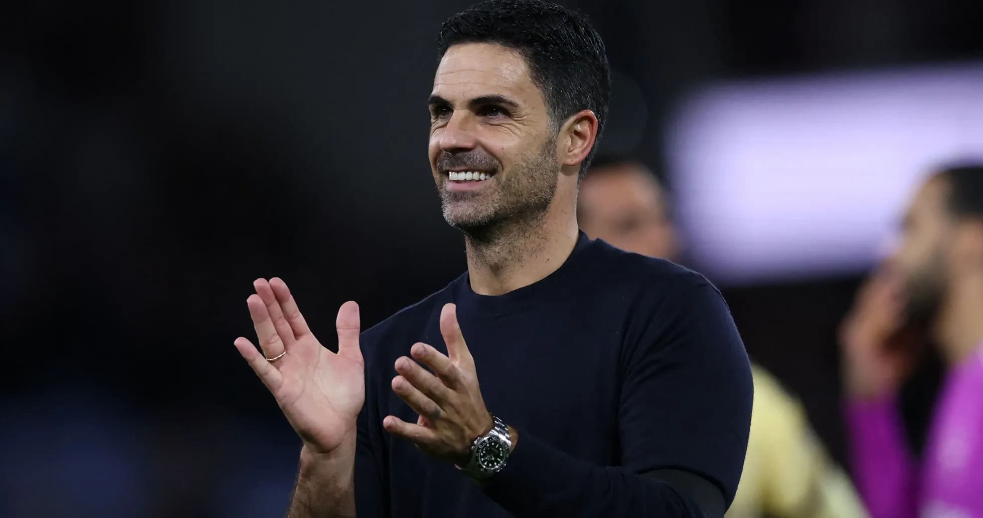 Entrenador aplaudiendo en el banquillo durante partido Entrenador aplaudiendo en el banquillo durante partido
