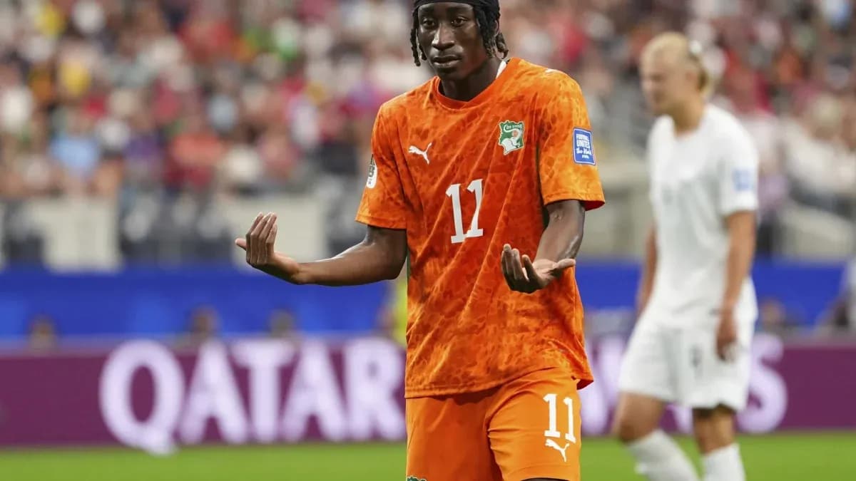Jugador de Costa de Marfil en partido de fútbol Jugador de Costa de Marfil en partido de fútbol