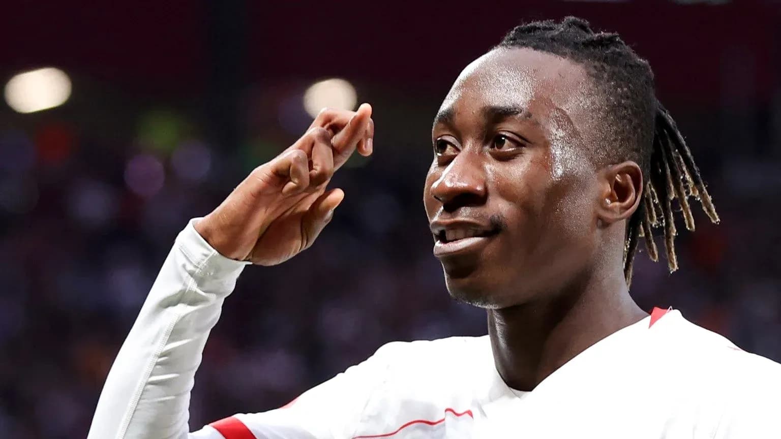 Jugador saludando tras marcar un gol en partido Jugador saludando tras marcar un gol en partido